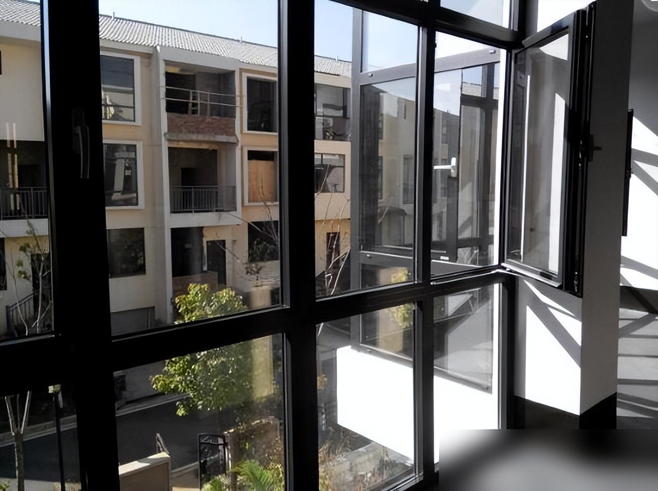 封阳台门窗别瞎买!老师傅血泪教训:选对这种材料,省电30%、多用30年! 封阳台门窗别瞎买!老师傅血泪教训:选对这种材料,省电30%、多用30年!