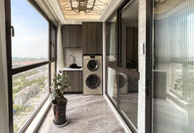 2023阳台装修神操作：封一半留一半，初看懵懂，入住后惊叹太聪明！