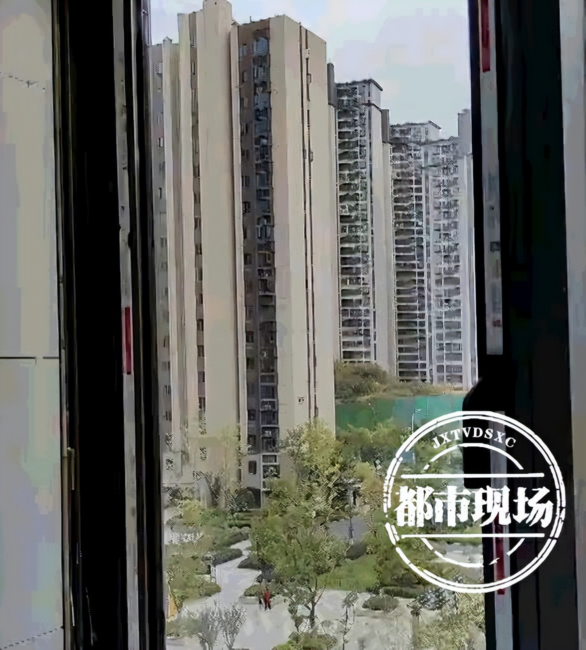 花1.8万封阳台，景观落地窗竟致全家头晕呕吐！商家嚣张回应引众怒