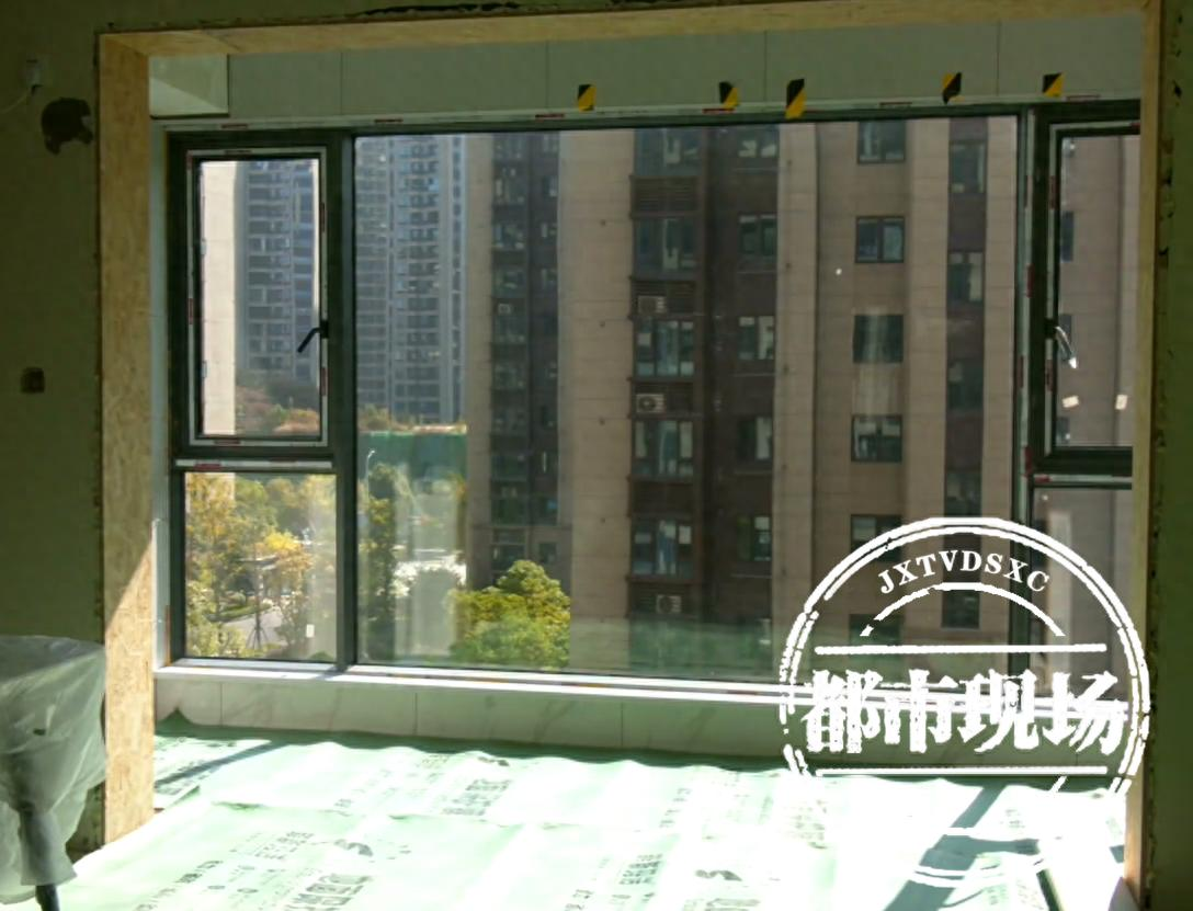 惊爆！花1.8万封阳台装落地窗，全家头晕反胃，商家竟称“正常”？